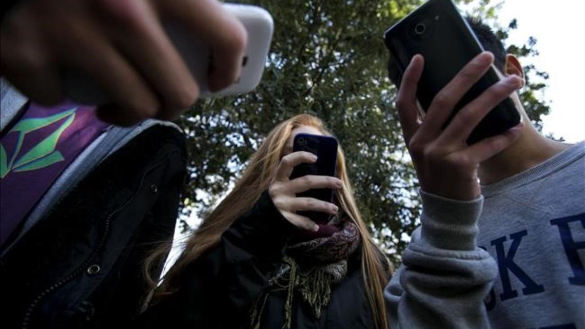 Adolescentes utilizando telefono móvil smartphone