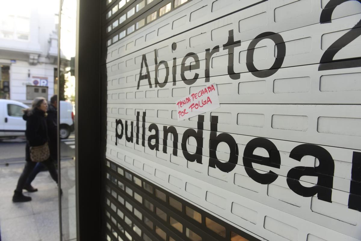 Huelga del comercio textil coruñés en el primer día de las rebajas de enero