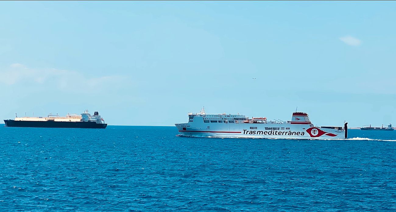 Un buque de Trasmediterránea sale del puerto de Barcelona.