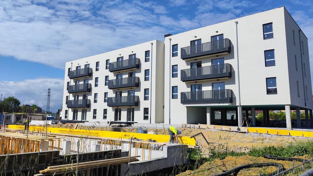 El edificio de 44 viviendas para jóvenes de Les Bellotines, ya levantado, junto a las obras de otros pisos que se están iniciando en la zona.