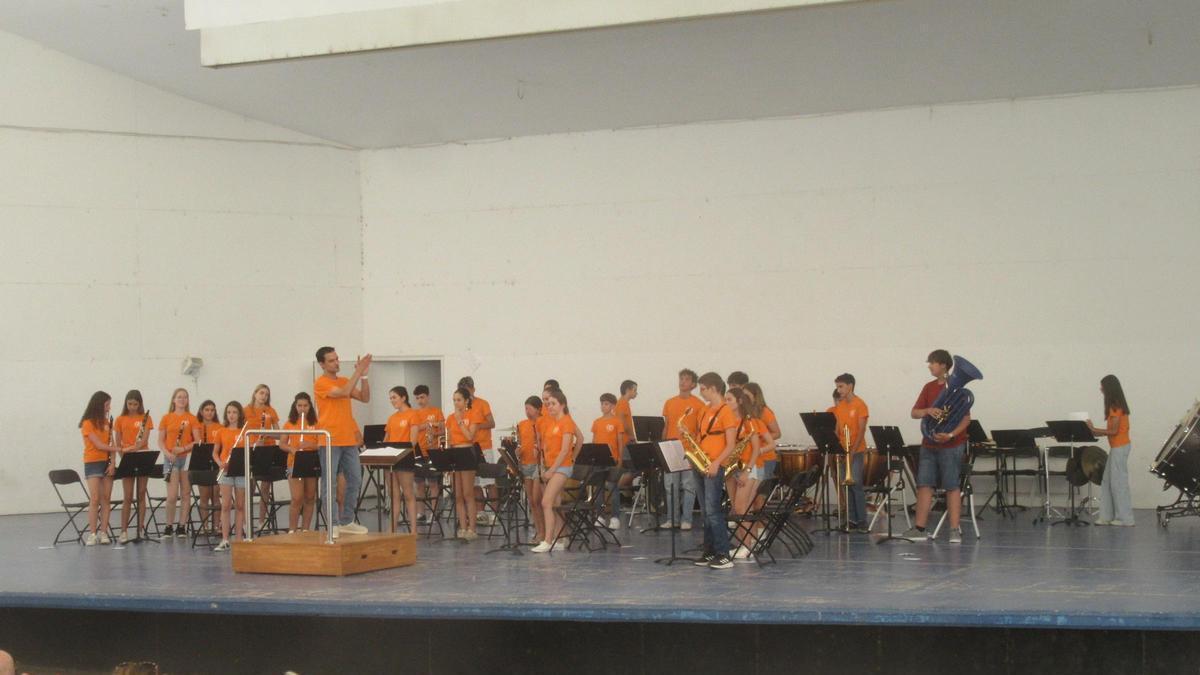 La Banda Juvenil saluda al público.
