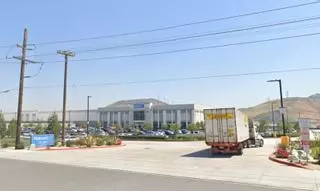 Amancio Ortega compra un centro logístico de Walmart en California por casi 100 millones de euros