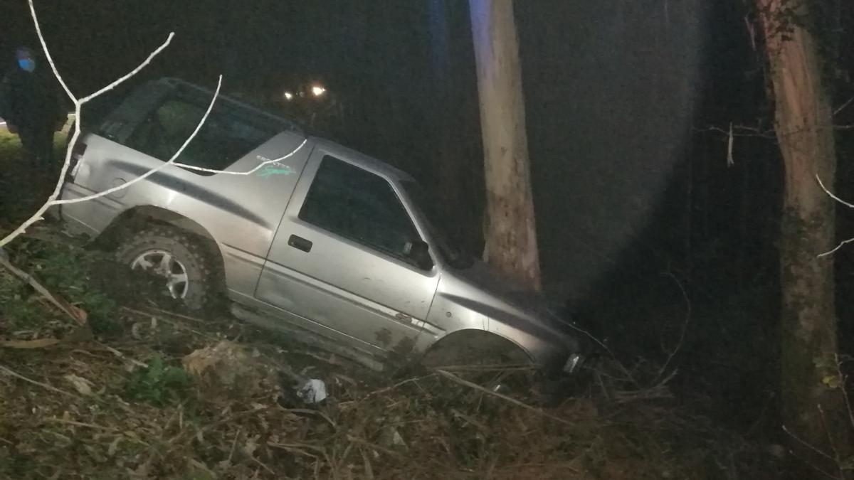 El todoterreno accidentado en la salida de vía en el mirador da Fraga.