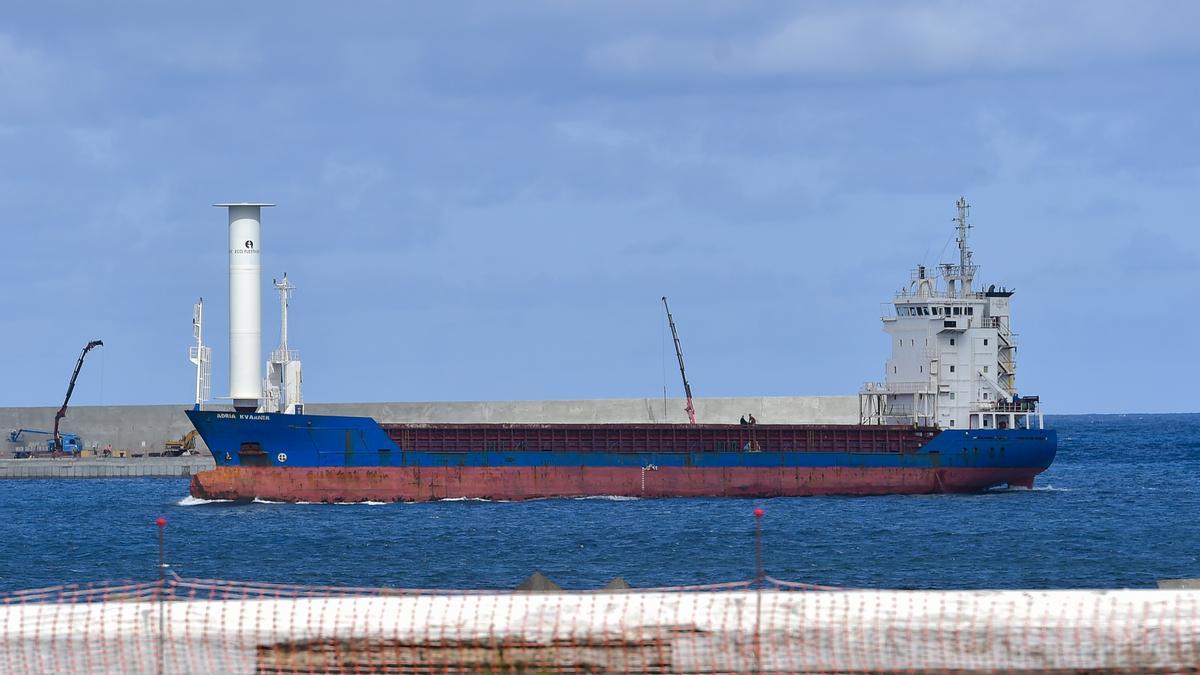 Un buque dotado de un sistema de rotor para ahorrar combustible hace su entrada en el Puerto de Las Palmas.