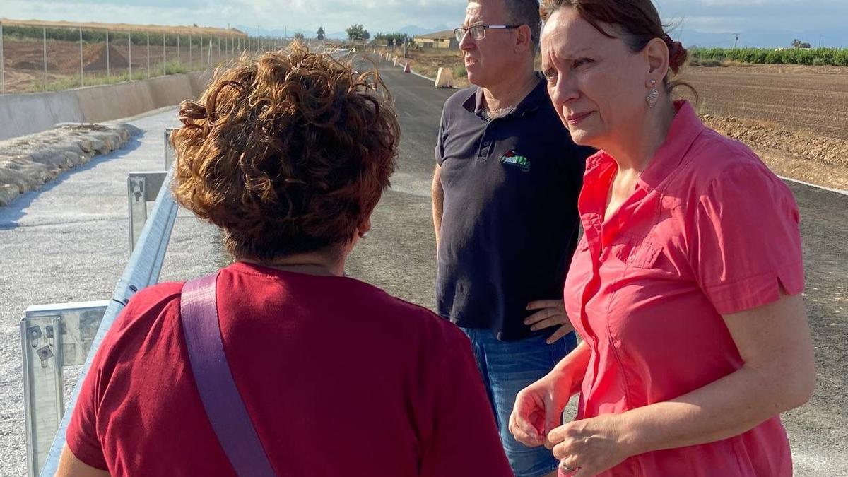 María Marín, portavoz regional de Podemos, visita zonas en las que se han desviado ramblas en Los Alcázares