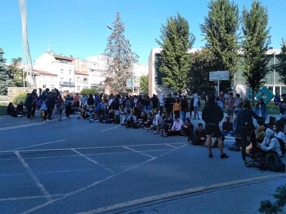 Els estudiants buiden les aules i tornen a tallar el trànsit a Manresa