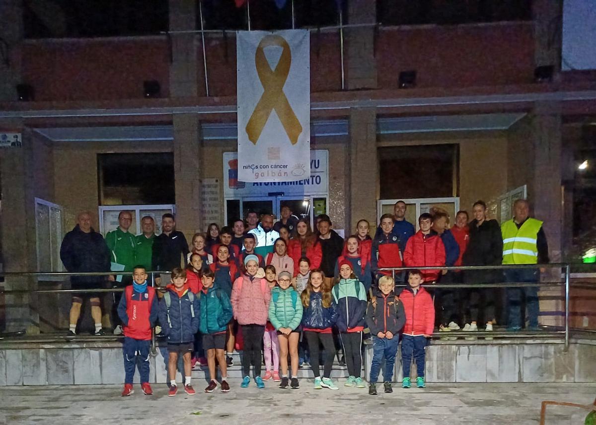 Los deportistas, antes de salir de madrugada ante el Ayuntamiento de Llanera