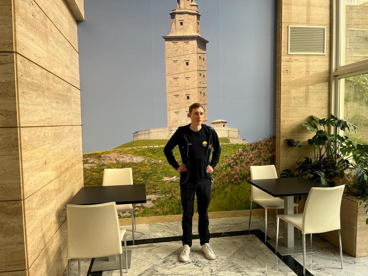 Jonas Vingegaard, junto a una foto de la torre de Hércules