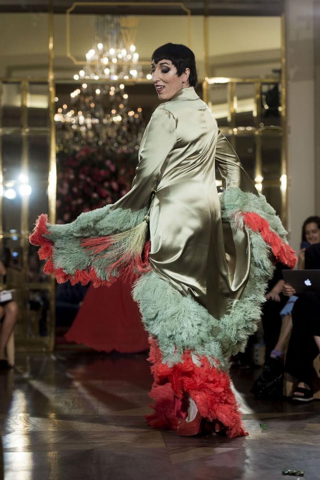 Rossy de Palma con el batín con plumas de Palomo Spain que Madonna ha llevado en el videoclip de 'Medellín'