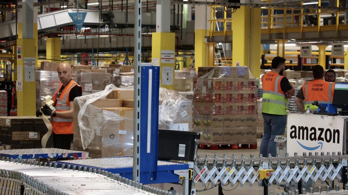 Preparación de paquetes y pedidos en el interior del centro logístico de Amazon en Murcia.