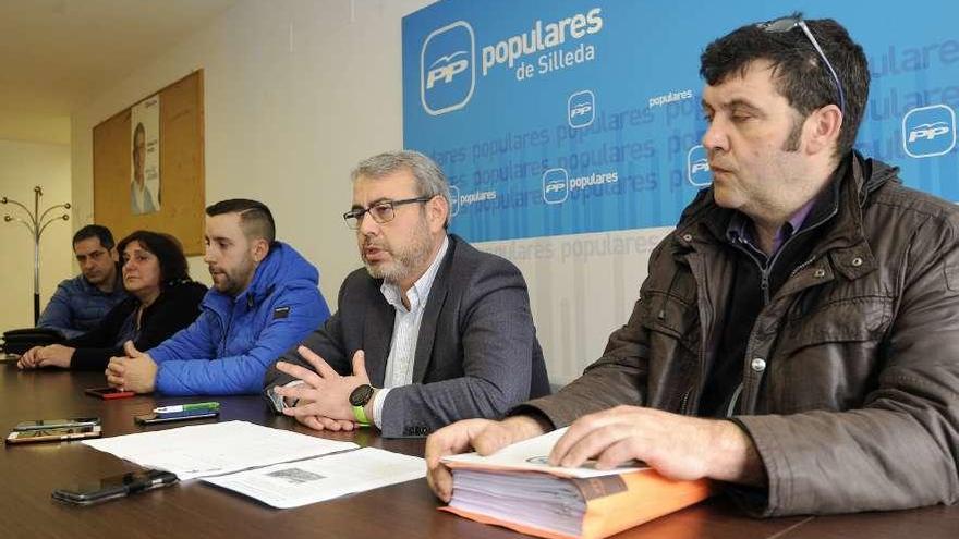 Ignacio Maril compareció en la sede del PP, con varios compañeros del partido. // Bernabé/Javier Lalín