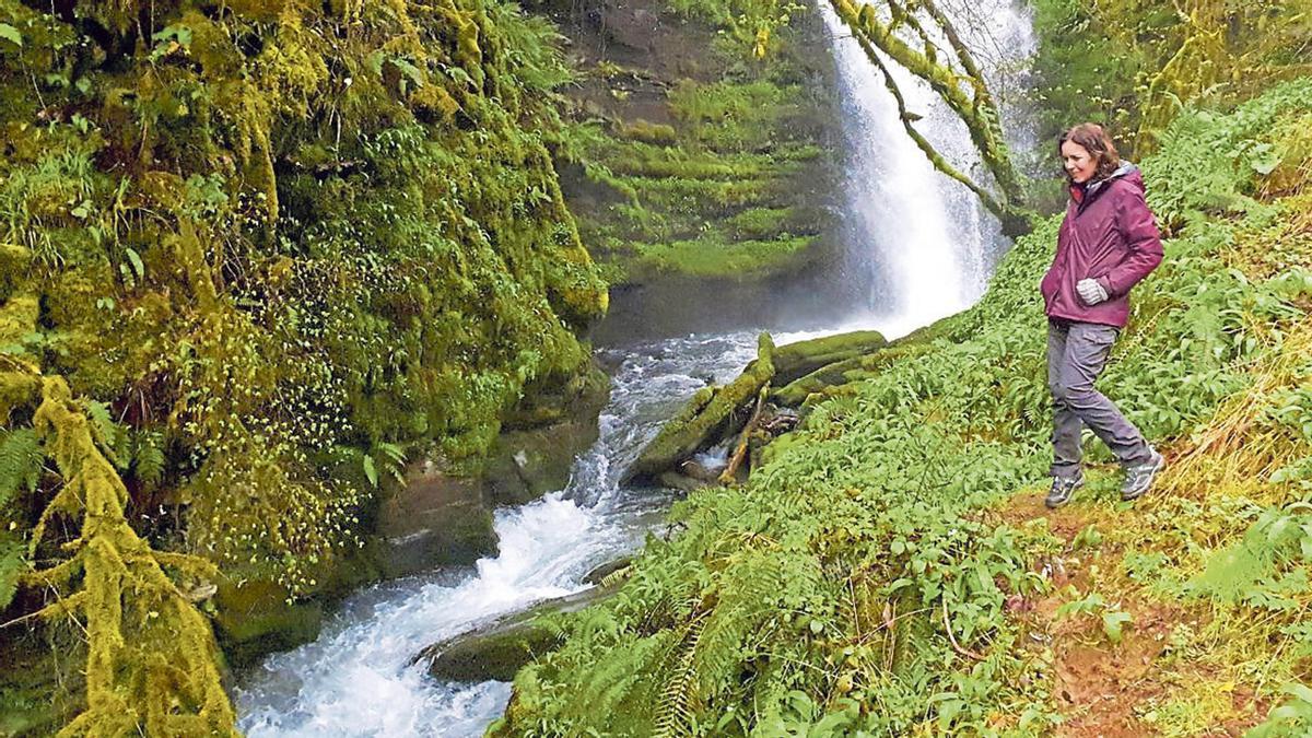 Una mujer disfruta de un paraje natural