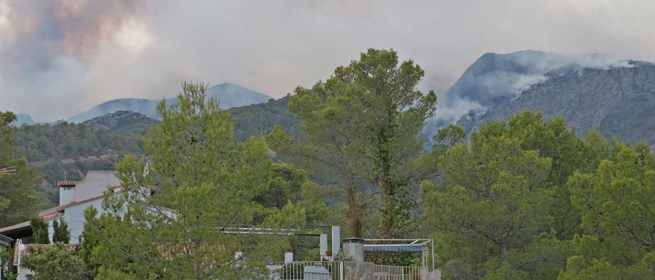 Fuego en las montañas durante el incendio forestal que tuvo lugar en la zona de Marxuquera en agosto del 2018. | XIMO FERRI