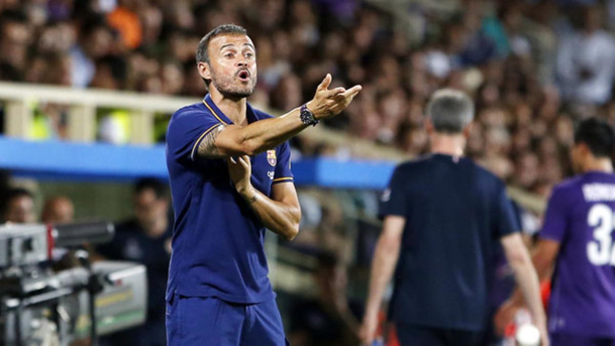 Luis Enrique, dando instrucciones a sus jugadores durante el partido contra la Fiorentina