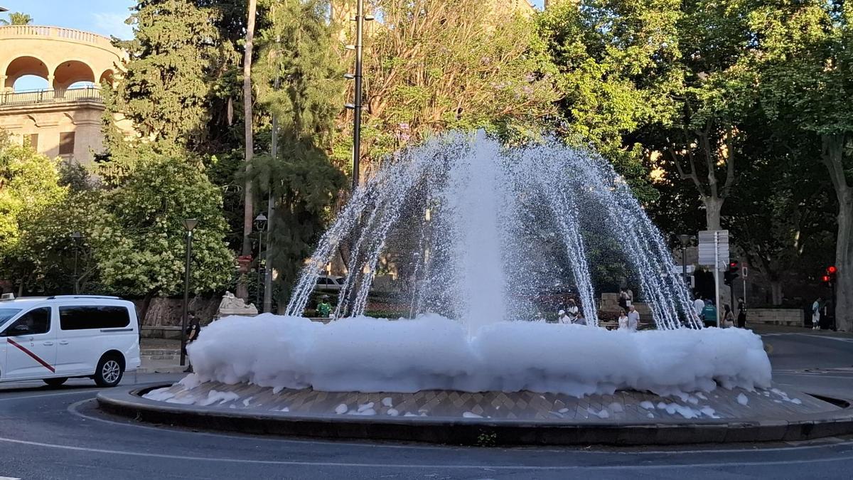 La fuente de la plaza de la Reina, llena de espuma este domingo por un acto vandálico.