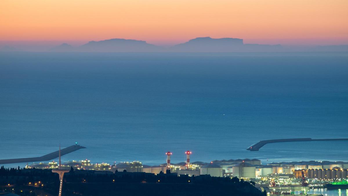 Visión de las partes más elevadas de Mallorca desde el Observatori Fabra, a la salida del Sol del 19 de diciembre