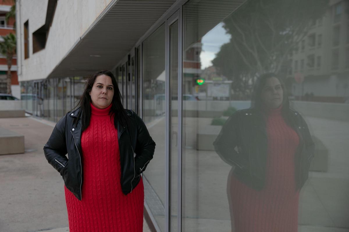 Kesia, madre del adolescente agredido en los altercados de Torre Pacheco, recibe a La Opinión meses después en el lugar de la brutal paliza.