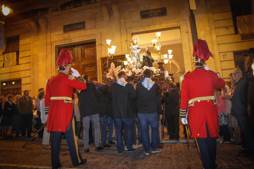 Alcoy muestra su devoción a la Virgen de los Lirios con miles de flores.