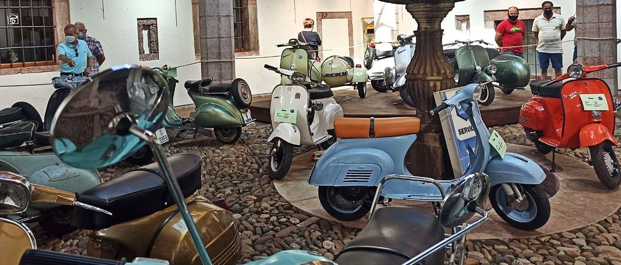El patio de la  Casa de Cultura de Grado, lleno de motos Vespa. | S. Arias