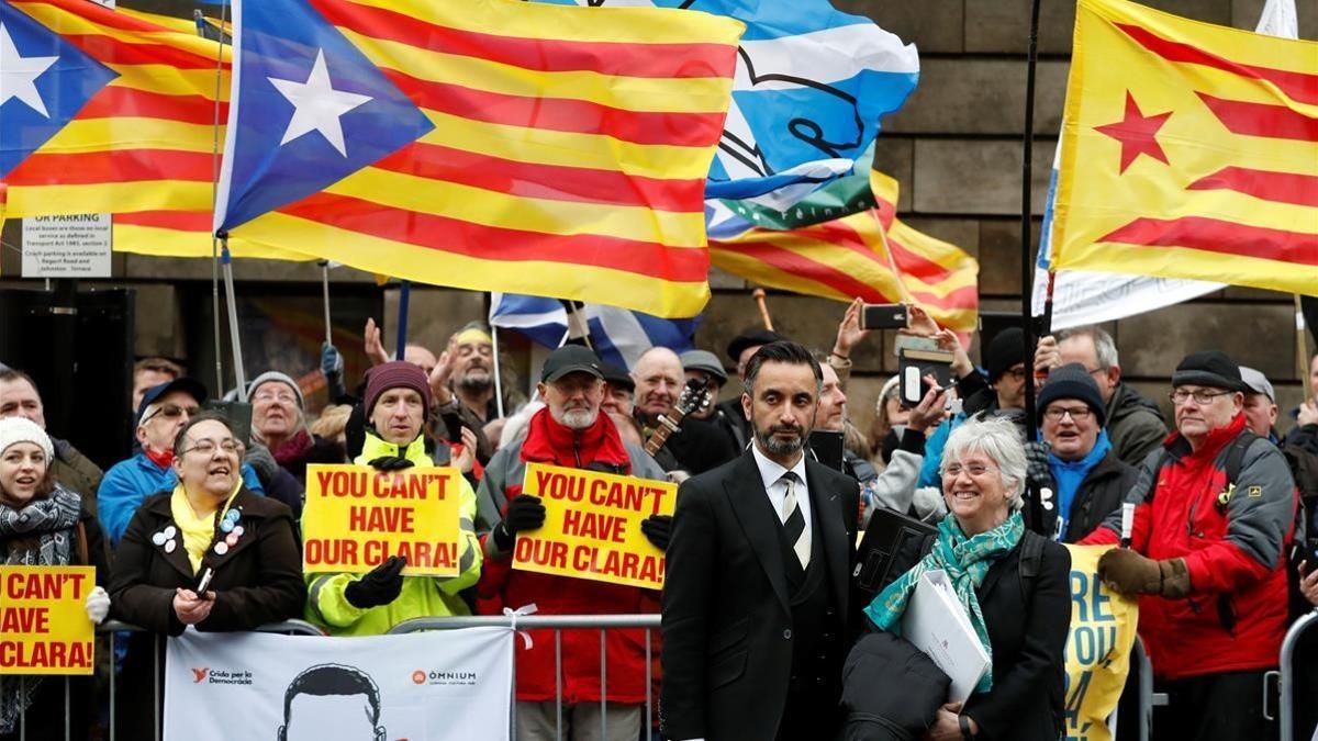 Clara Ponsatí y su abogado, Aamer Anwar, posan con las personas que han acudido al tribunal a mostrarle su apoyo, este jueves en Edimburgo.