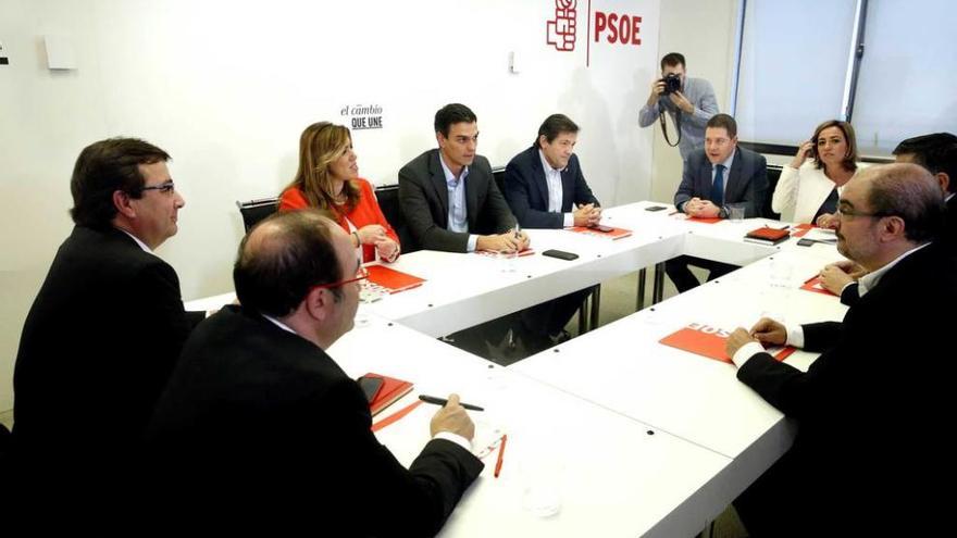 En primer término, el catalán Miguel Iceta; en el centro de la foto, Pedro Sánchez, flanqueado por Susana Díaz y Javier Fernández durante la reunión de ayer de líderes regionales del PSOE.