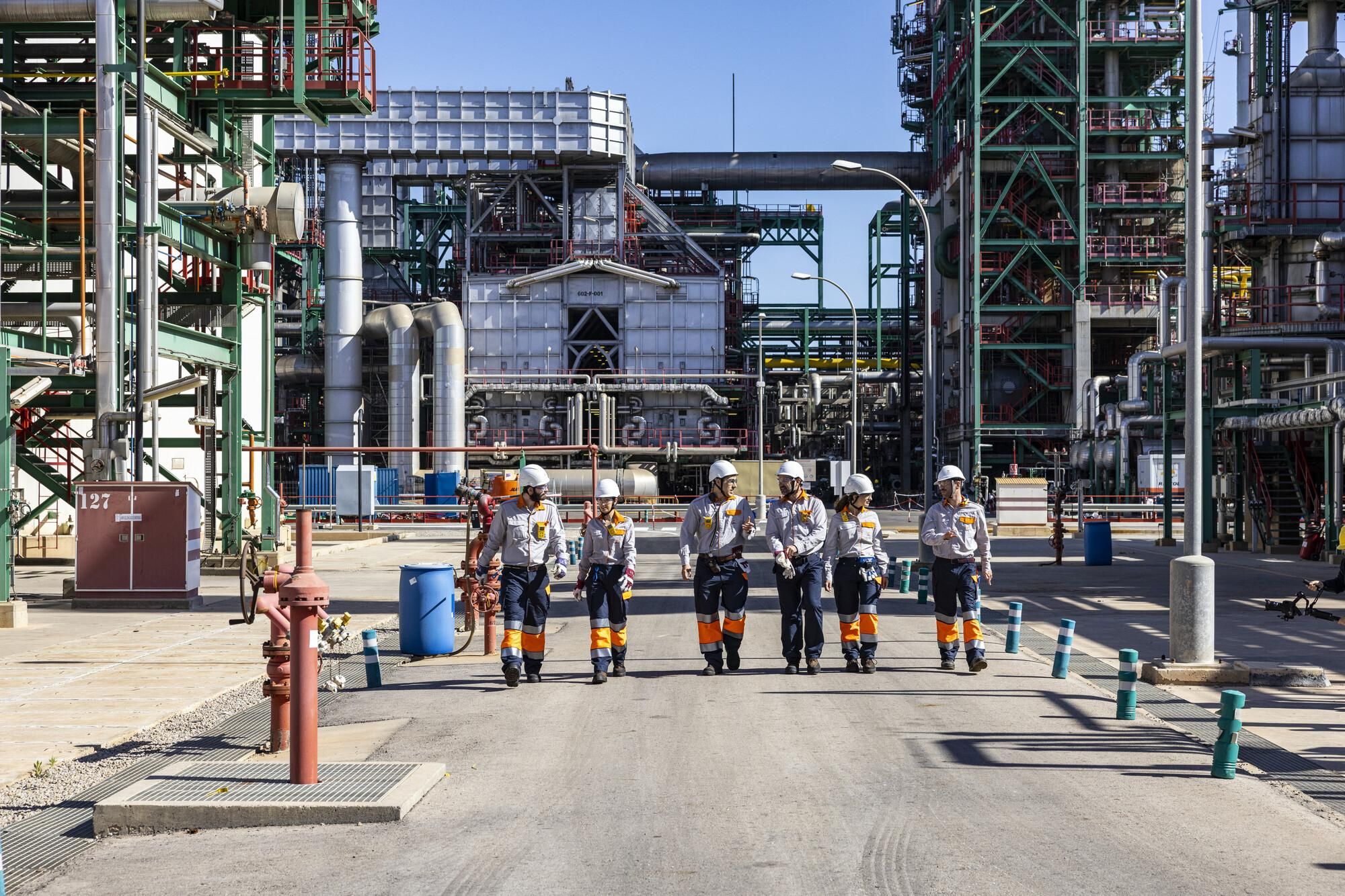 Trabajadores del centro industrial de Repsol en Cartagena.