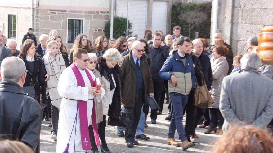 Asistentes al entierro, hoy por la mañana, en la iglesia de Bueu. / Santos Álvarez