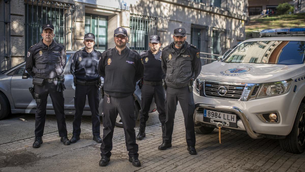 Policías de la Autonómica en Ourense, con el inspector Breogán Rivo en el centro. // BRAIS LORENZO
