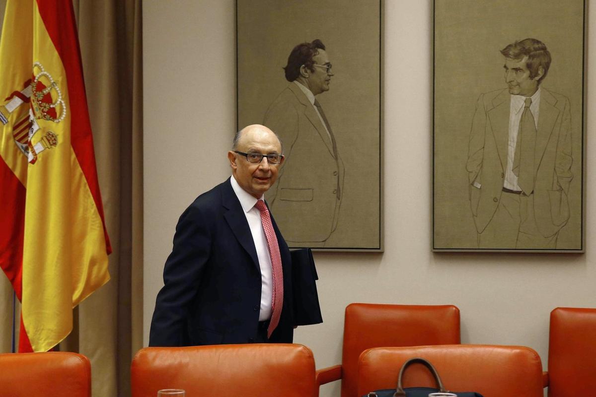 GRAF1789  MADRID  31 01 2018 - El ministro de Hacienda y Funcion Publica  Cristobal Montoro  momentos antes de su comparecencia en la Comision de Hacienda del Congreso a peticion propia y del PSOE para explicar las actuaciones realizadas hasta el momento para impulsar la revision del modelo de financiacion autonomica  esta tarde en el Congreso de los Diputados de Madrid  EFE  J P Gandul