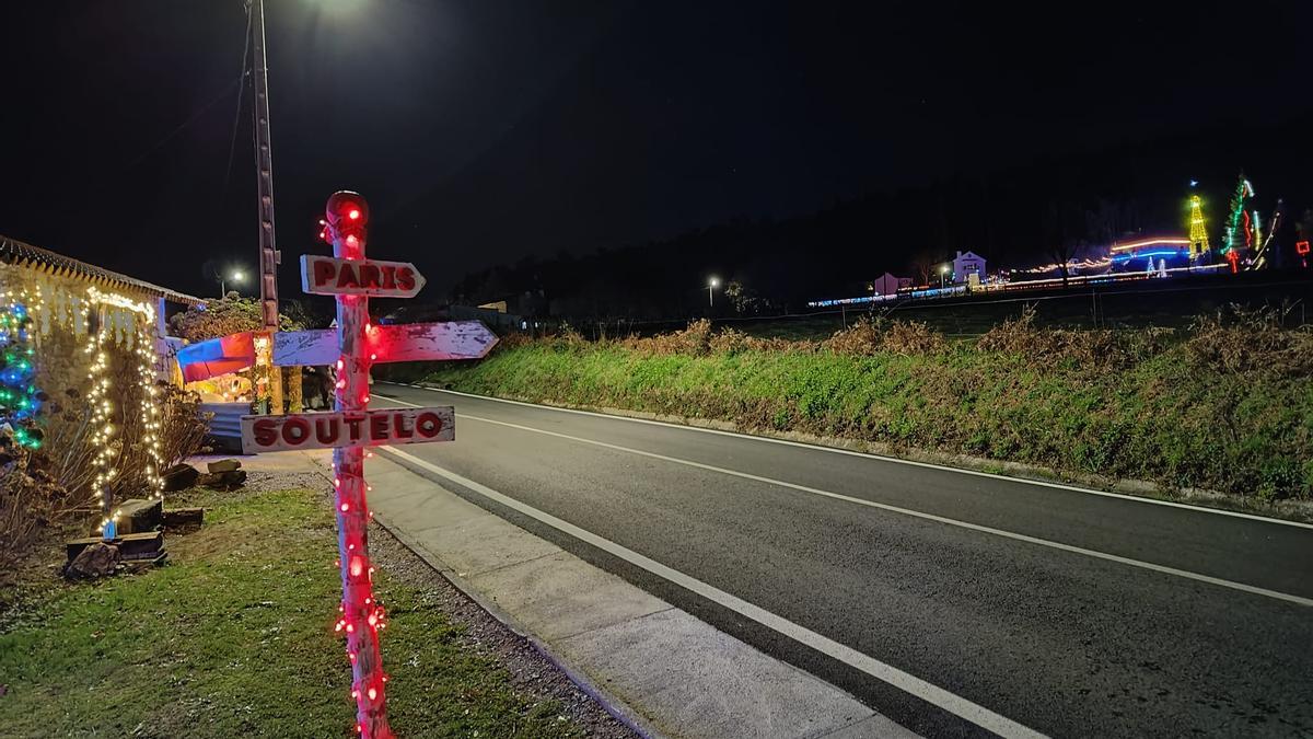 La aldea de Soutelo, en Cuntis, lleva años atrayendo visitantes que acuden a ver sus luces La aldea de Soutelo, en Cuntis, lleva años atrayendo visitantes que acuden a ver sus luces