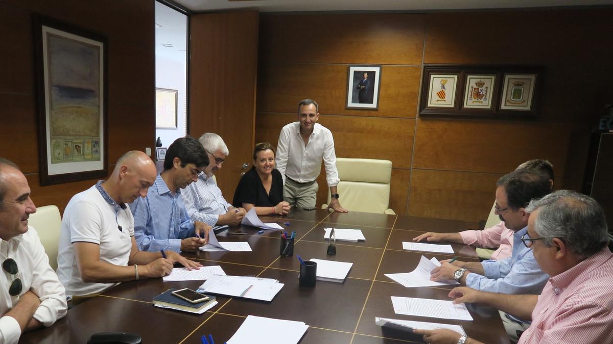 César Sánchez, al fondo de pie, en una reunión junto a la alcaldesa de Calp Ana Sala