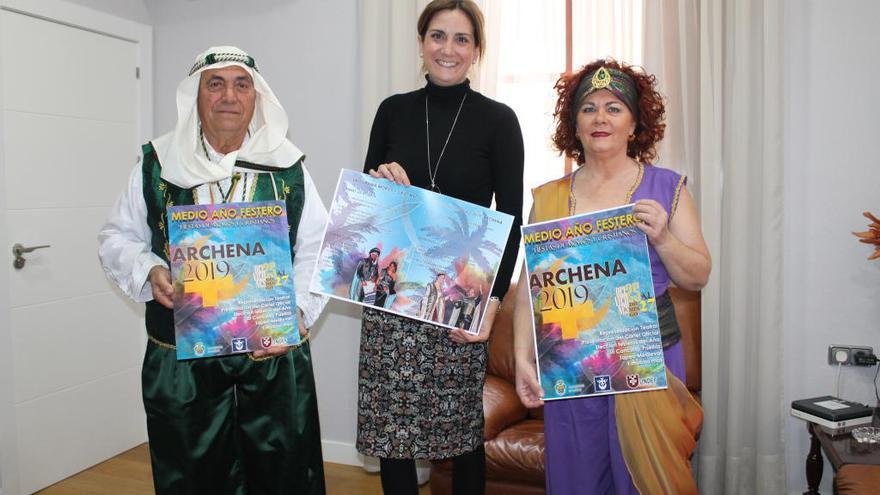 Dos representantes de los Moros y Cristianos de Archena, junto a la alcaldesa Patricia Fernández.