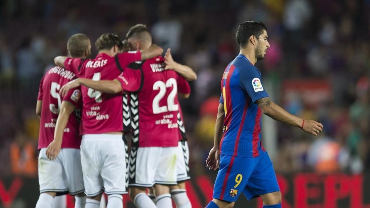 Suárez abandona el campo cabizbajo tras la derrota ante el Alavés.