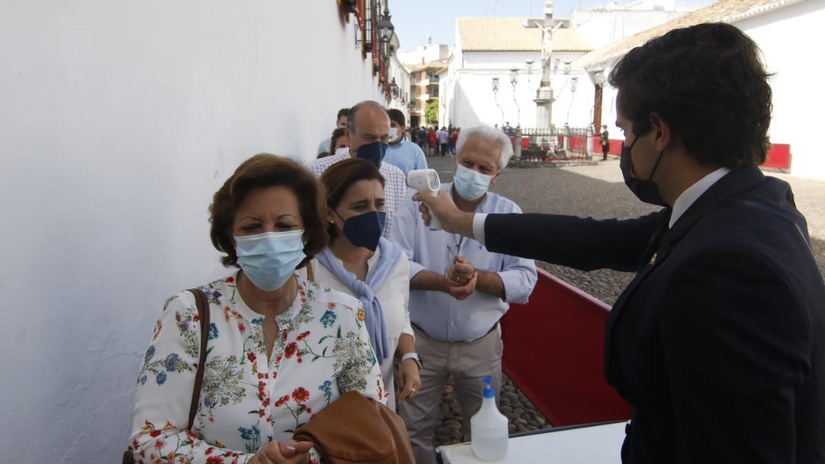 La plaza de Capuchinos ha sido un no parar para ver a la Señora de Córdoba, la Virgen de los Dolores