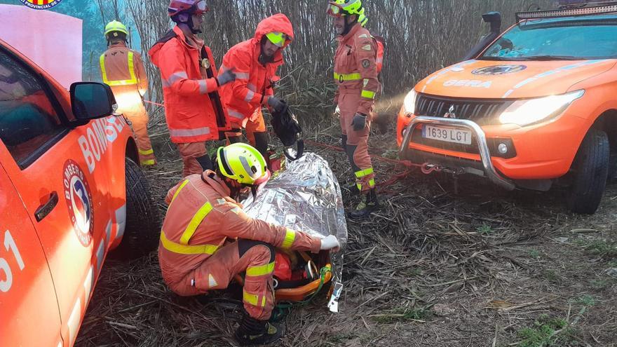 Trasladan al hospital de Xàtiva a una mujer de 82 años tras caer a un barranco con su coche