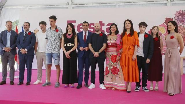 Nidia Arévalo, Luis López y Martínez Allegue, con valedores y valedoras y el pregonero Touriñán. | ANXO GUTIÉRREZ