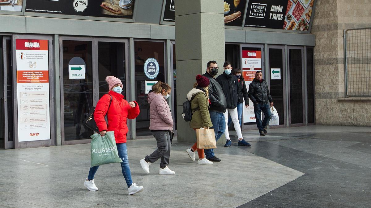 Acceso a un centro comercial de Alicante el pasado sábado