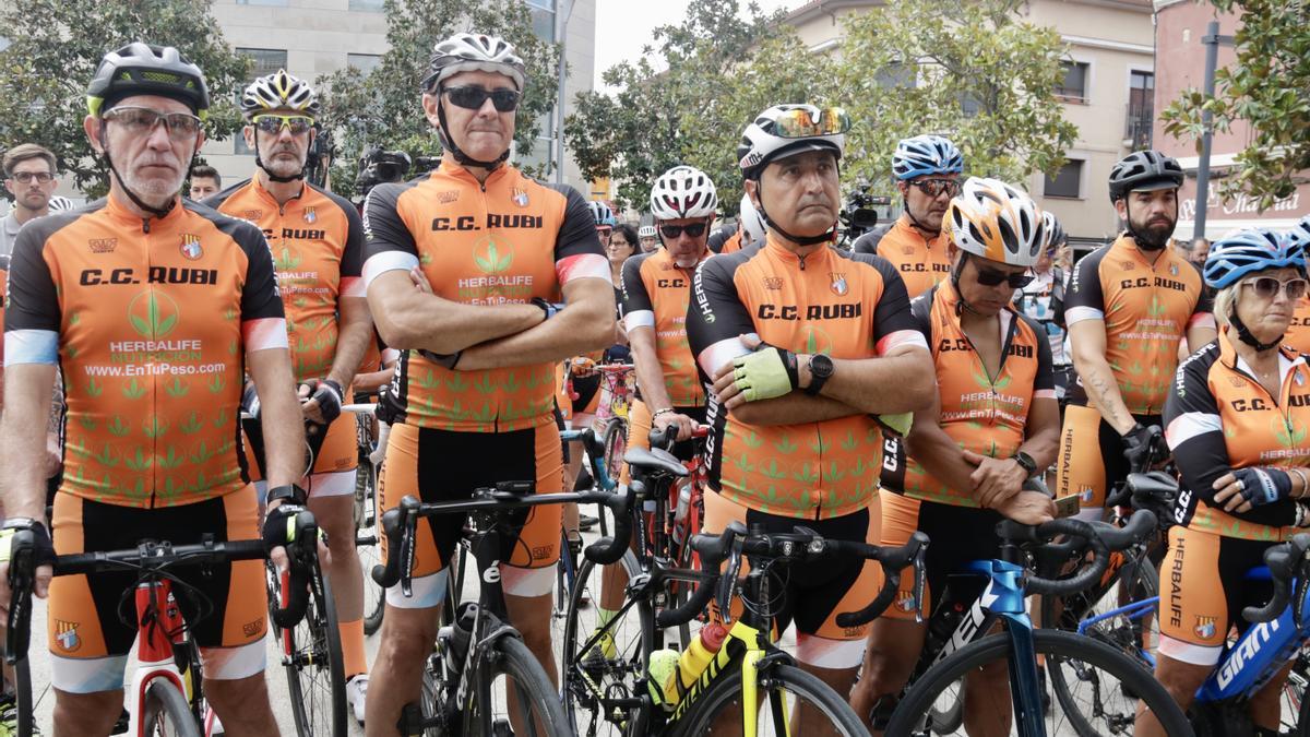Membres del Club Ciclista Rubí durant el minut de silenci en record als companys morts en l’atropellament de Castellbisbal  | ACN/Jordi Pujolar