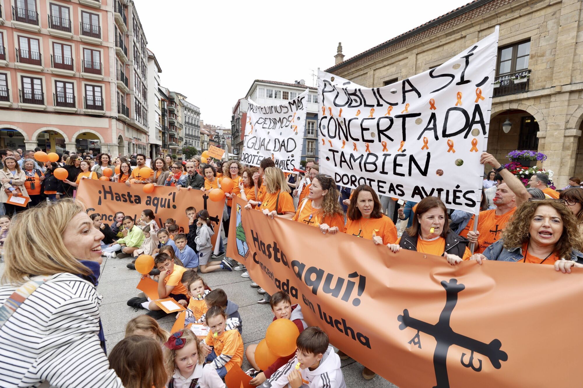 Así fue la concentración en Avilés de profesores y familias de los colegios concertados. 