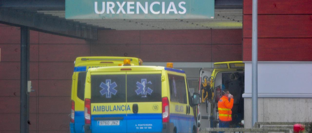 Ambulancias estacionadas frente al servicio de Urgencias del Hospital do Salnés