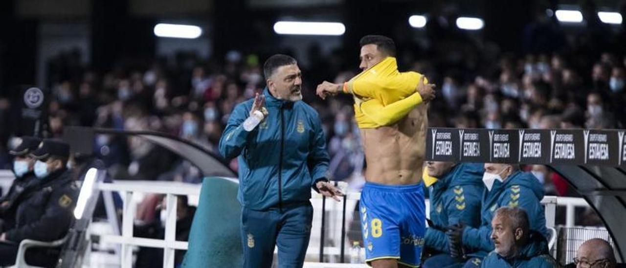 Maikel Mesa, junto al entrenador amarillo, García Pimienta.