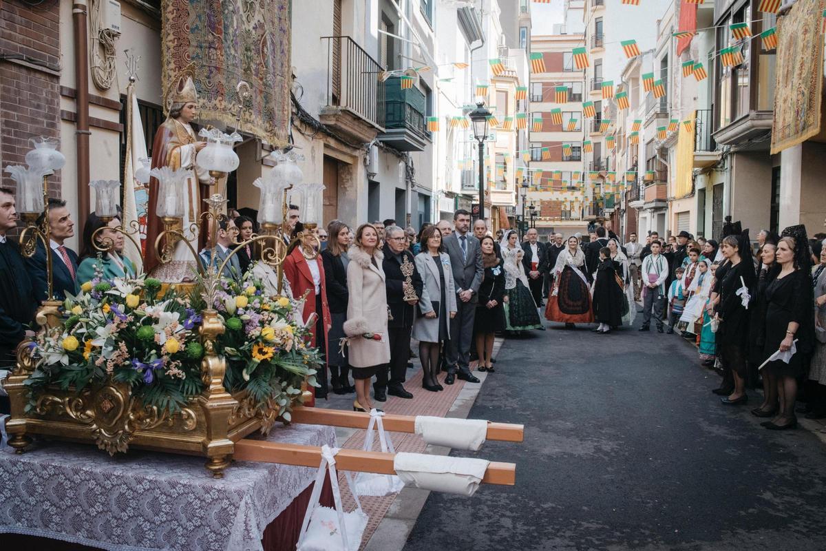 Las autoridades asistieron a la ceremonia oficial en el barrio.