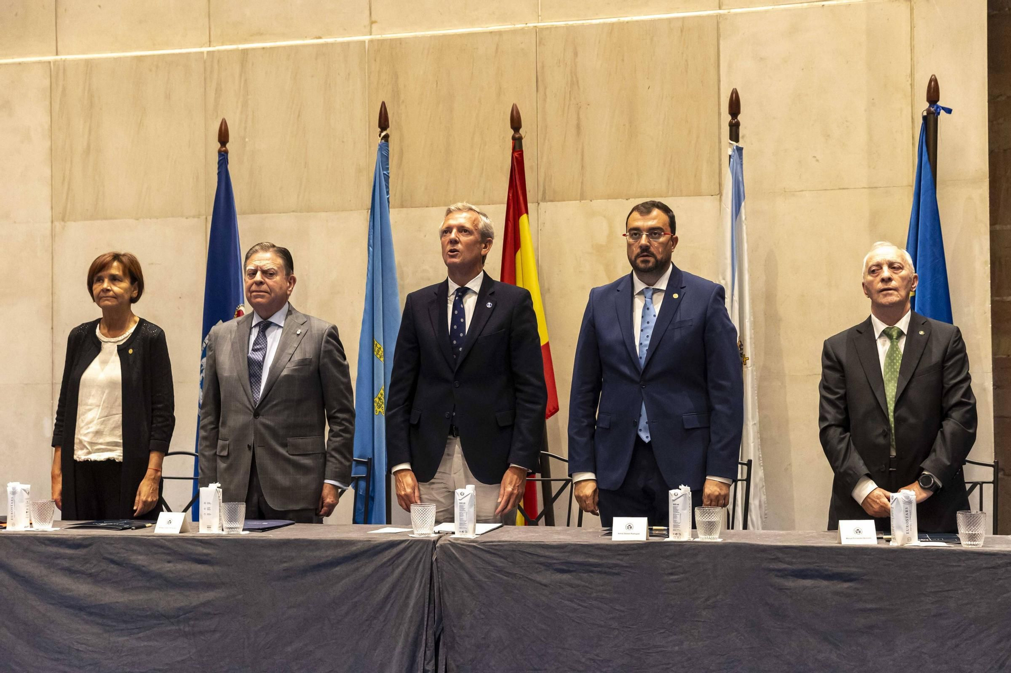 La Asociación Día de Galicia en Asturias entrega su medalla de oro a Adrián Barbón y Carmen Moriyón