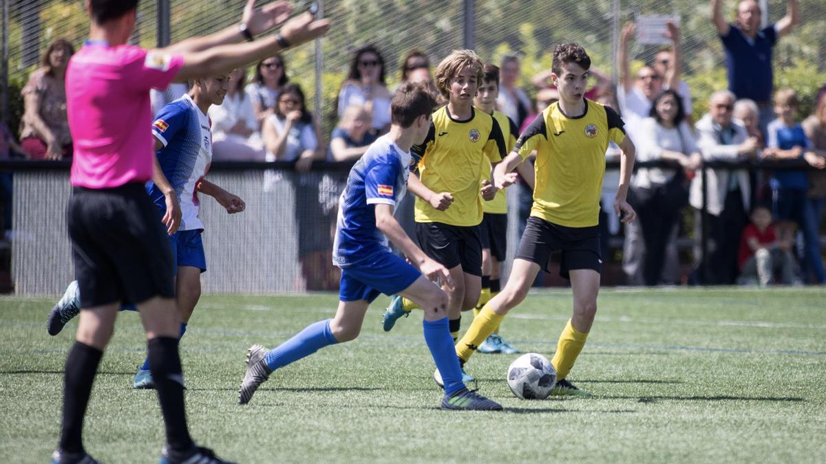 Dos futbolistas cadetes del Serranos, en una imagen de archivo.