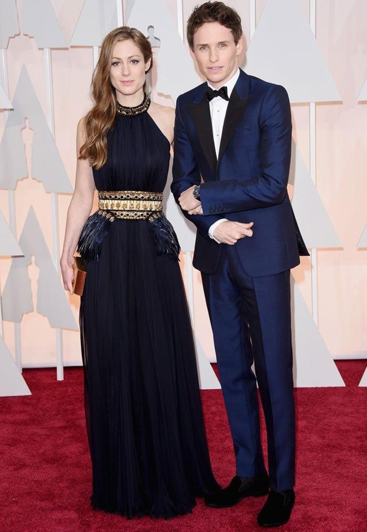 Eddie Redmayne y Hannah Bagshawe, en la alfombra roja de los Oscar 2015