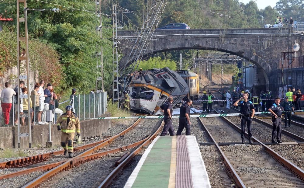 El maquinista, el interventor, un turista norteamericano y un joven vigués, fallecidos. Los servicios de emergencias atendieron a los heridos en el andén y la cafetería de la estación.