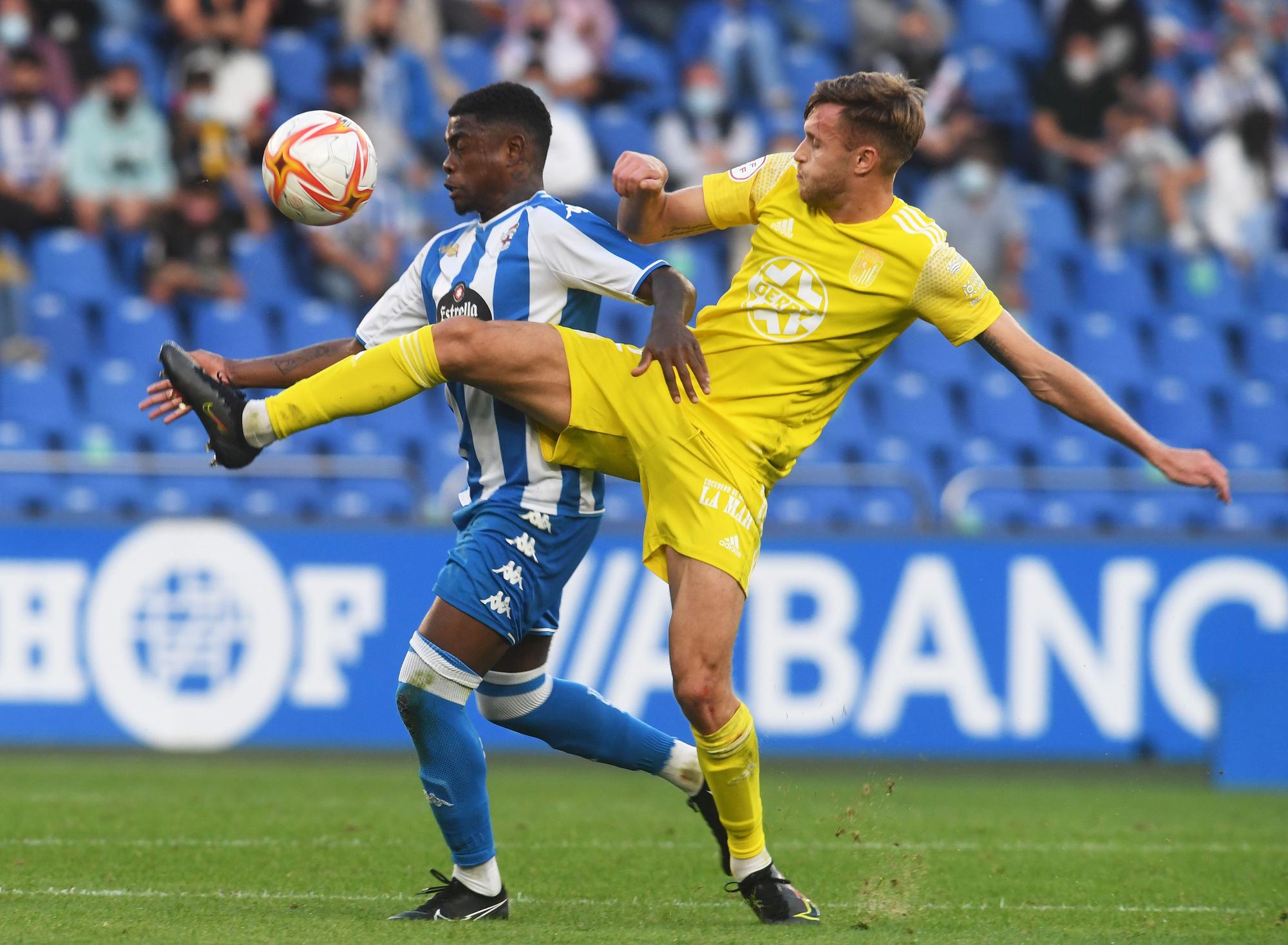 El Deportivo le gana al Badajoz y sigue de líder