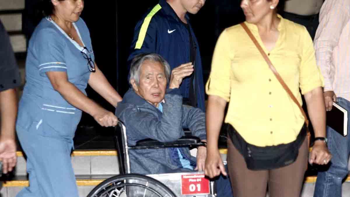 L’expresident peruà Alberto Fujimori abandona la clínica Centenario de Lima, on va estar internat des de fa 12 dies.  