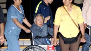 El expresidente peruano Alberto Fujimori abandona la clínica Centenario de Lima en la que estuvo internado desde hace doce días. 