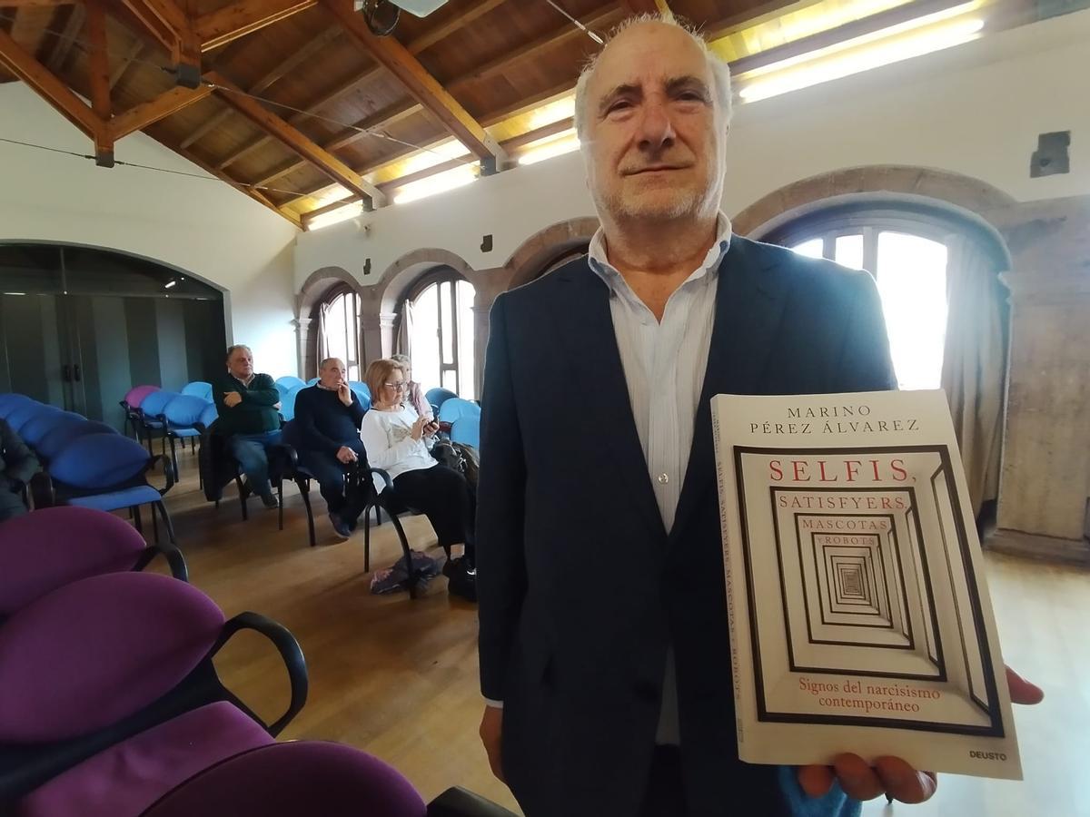Marino Pérez Álvarez, con su último libro en la mano, antes de comenzar la presentación en Grado.